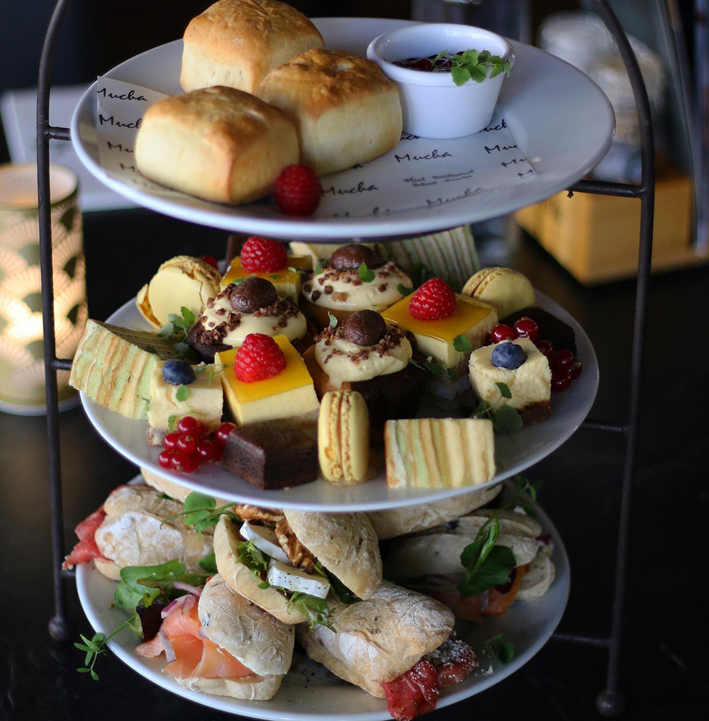 Arrangement High tea puzzelproeverij bij Vie Food en Drinks in Huizen